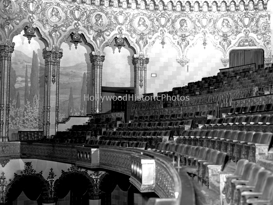 Warners Theatre Interior 1943 6433 Hollywood Blvd.jpg